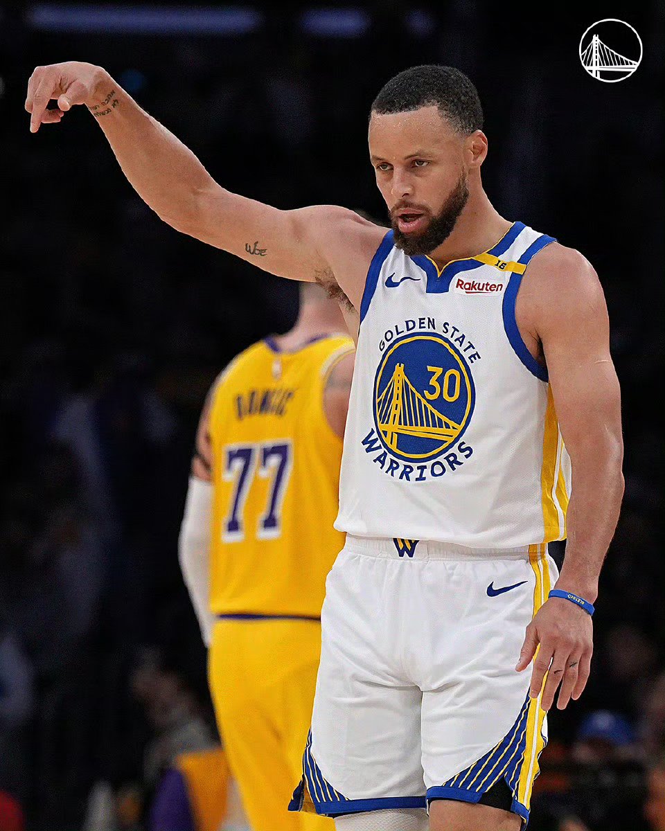 雷霆横扫尼克斯，库里高光表现