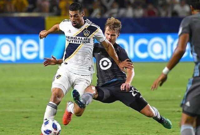 红牛二队鏖战迈凯伦,汉密尔顿状态火热 红牛二队鏖战迈凯伦,汉密尔顿状态火热