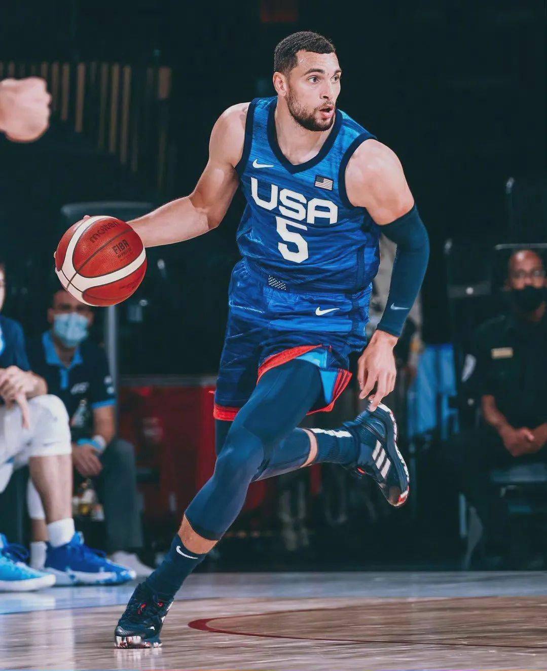 山西队鏖战新疆队，布克惊艳四座