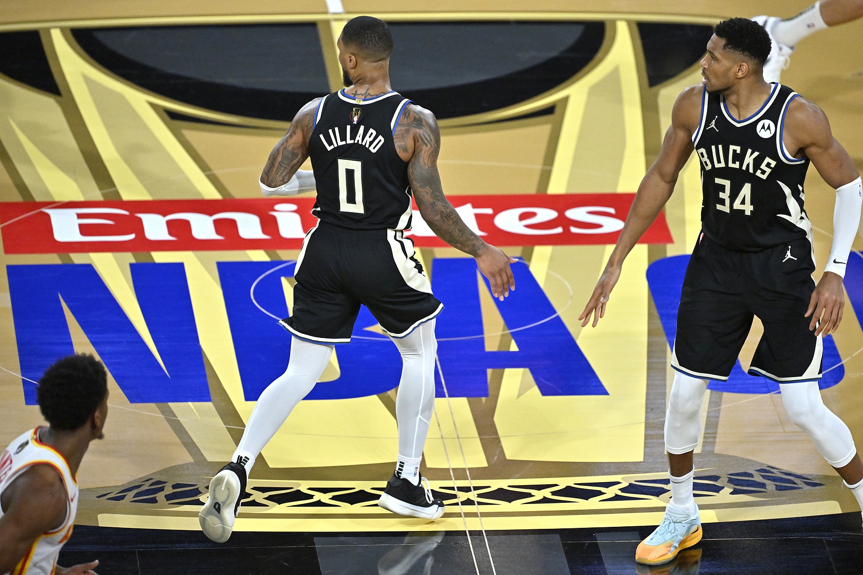 国王完胜雄鹿,戈贝尔带队取胜 国王完胜雄鹿,戈贝尔带队取胜