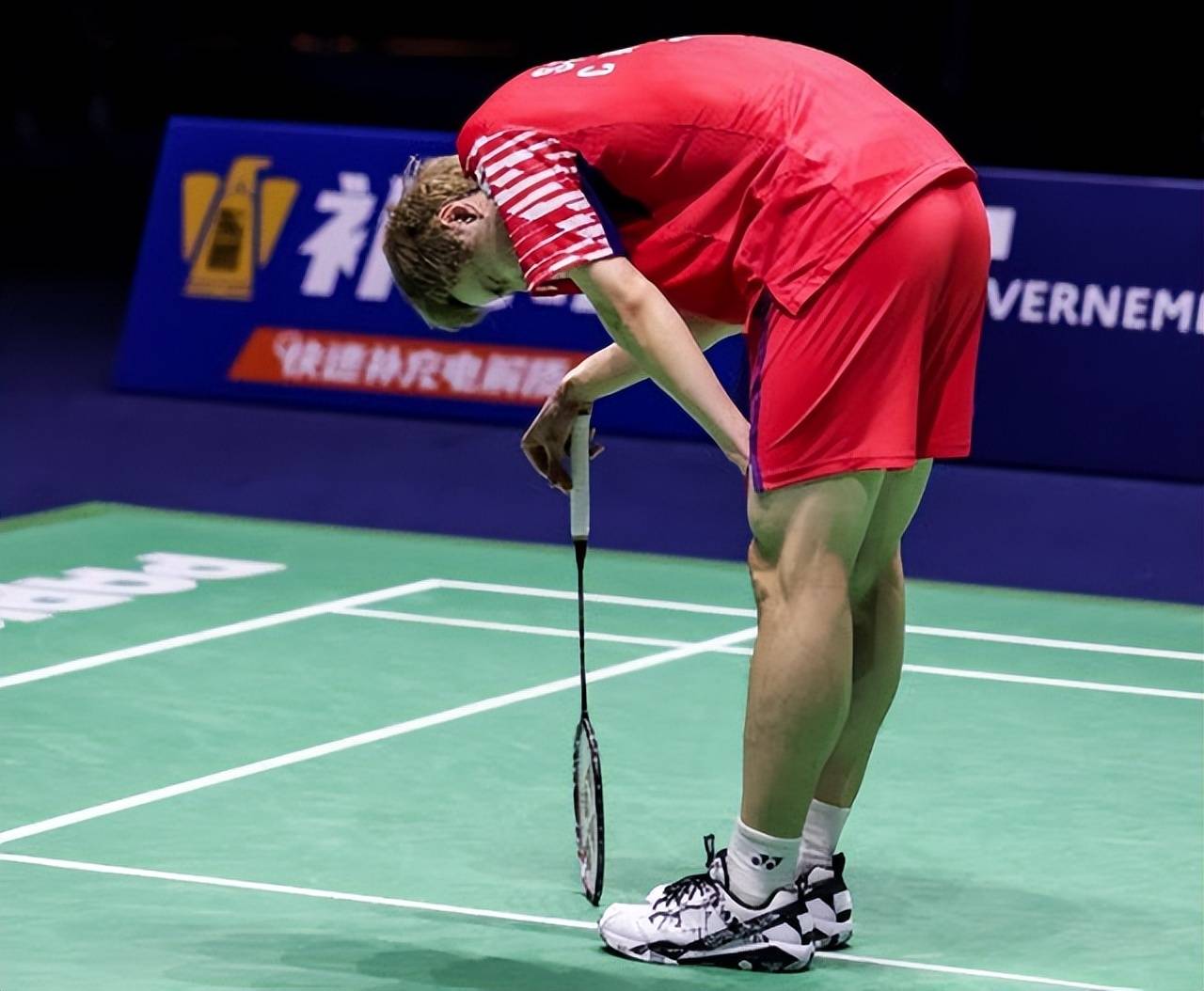 英格兰羽毛球队逆转日本羽毛球队，谌龙关键制胜