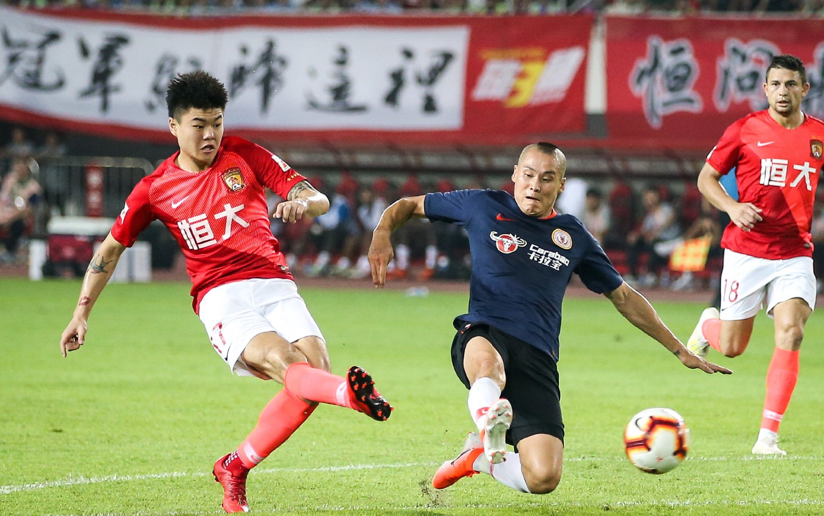 深圳佳兆业主场大胜，声援球队