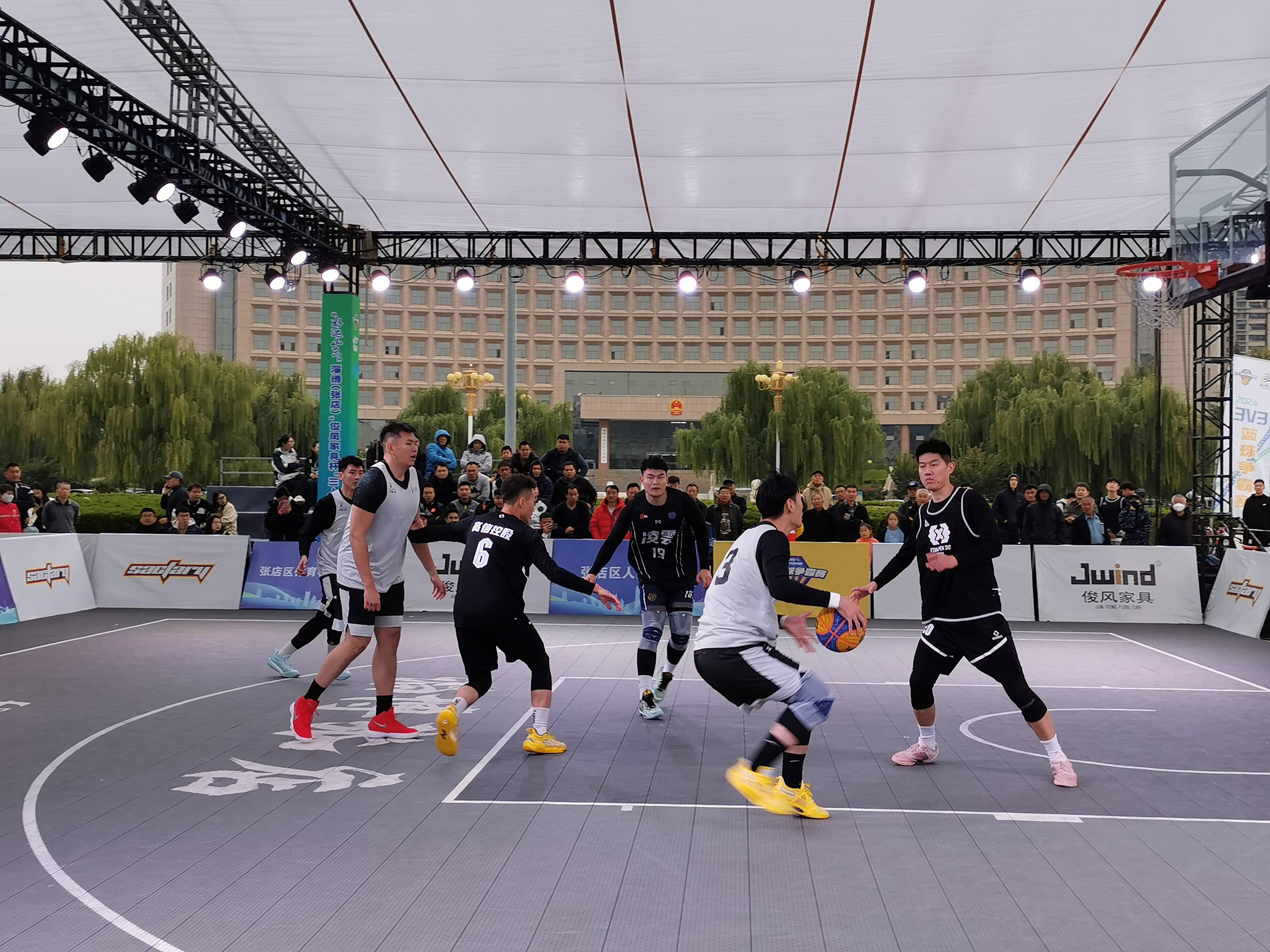 体育场馆人潮涌动，篮球精彩纷呈