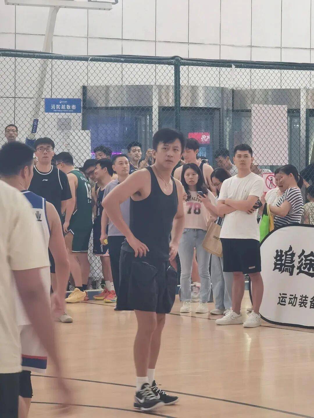 体育场馆人潮涌动，篮球精彩纷呈